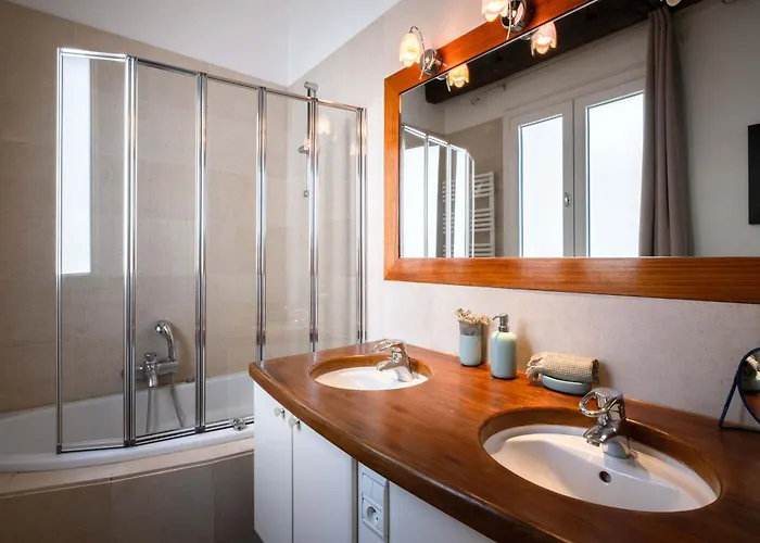 Luxury Floor 2br With Rooftop Views *